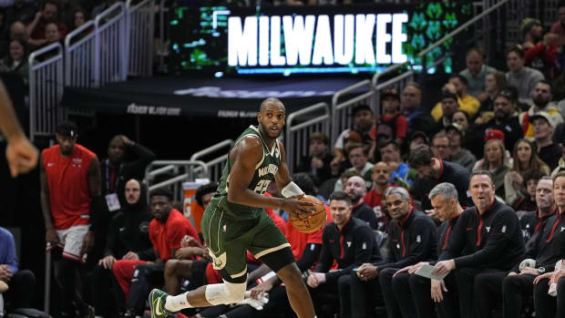 Milwaukee Bucks forward Khris Middleton (22) 